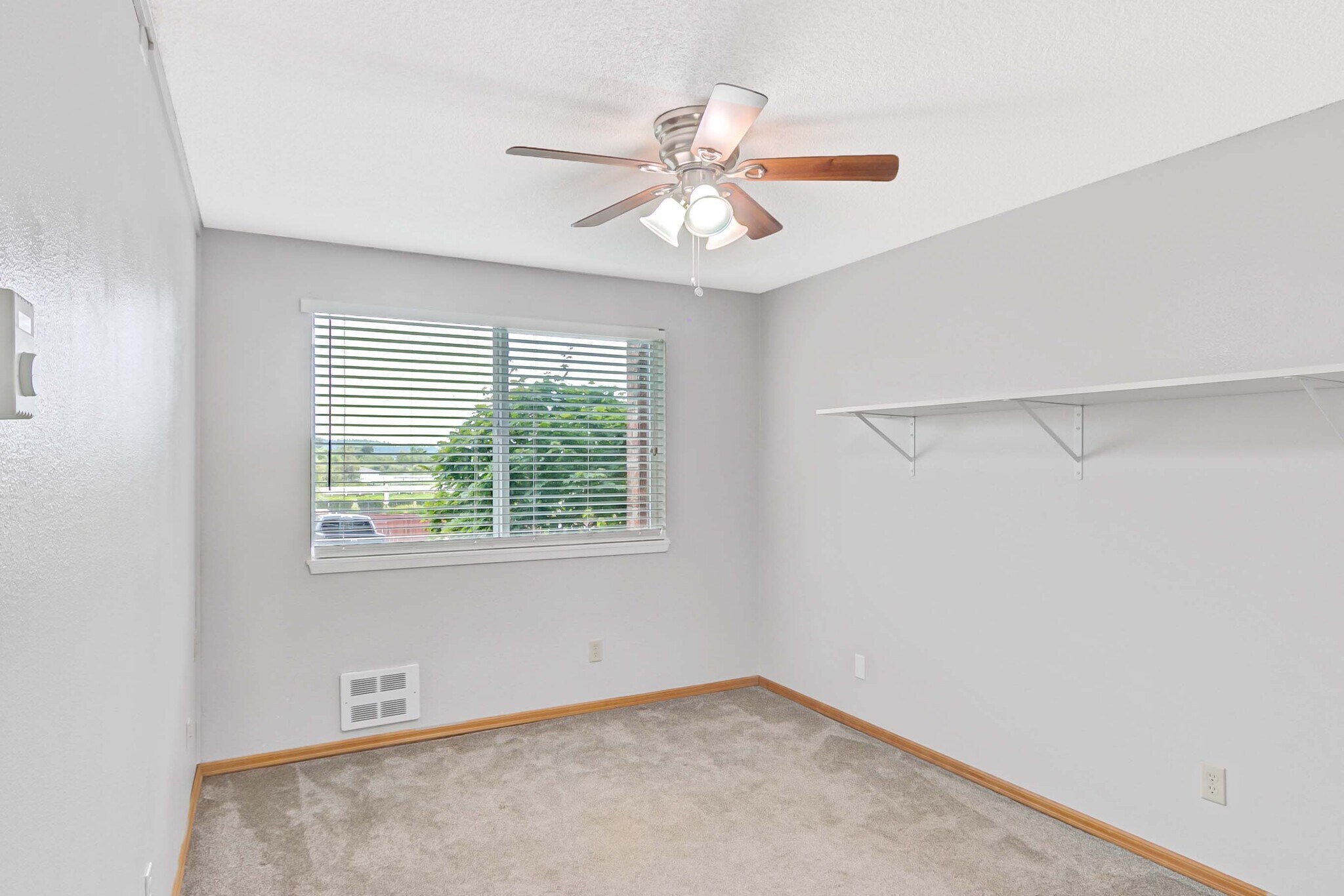 Building Photo - 4050 W Lake Sammamish Pky NE