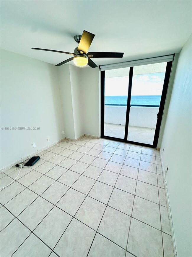 Building Photo - 2555 Collins Ave