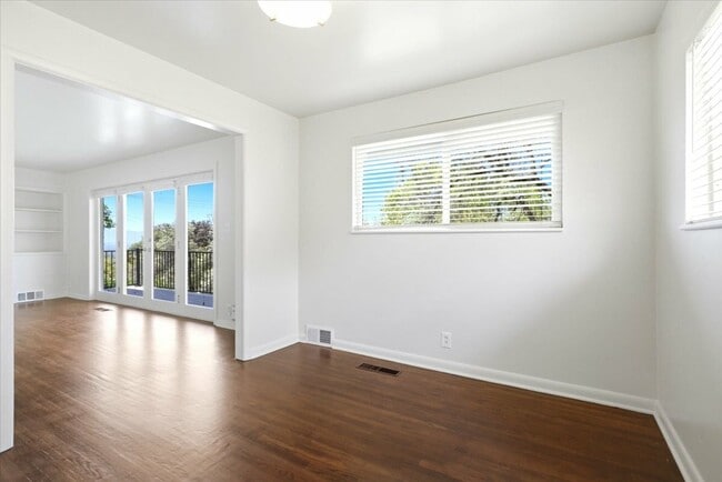 Building Photo - 3036 Sequoia Dr