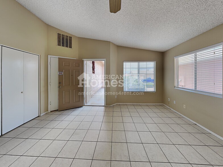 Building Photo - 9050 E Glenmont Dr