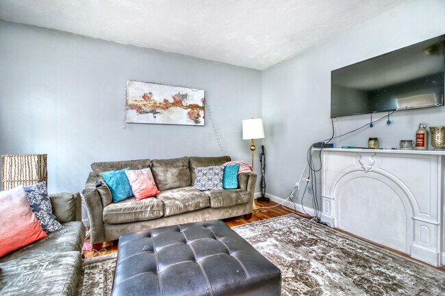 Building Photo - 289 W 5th St