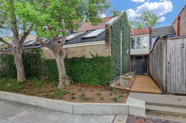 Primary Photo - 2923 Bissonnet St