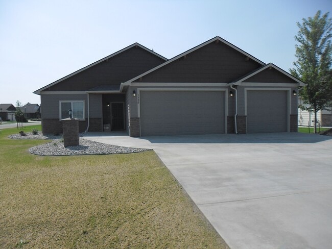 Building Photo - 1320 E Chelan Ct