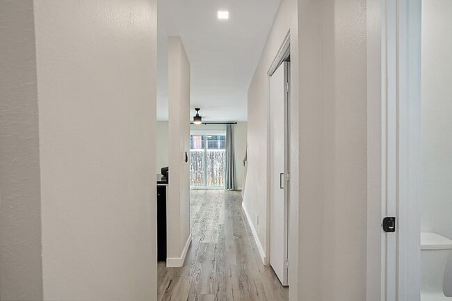 Building Photo - 618 W Collins St