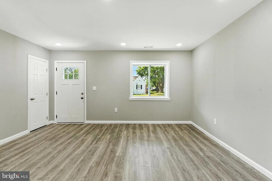 Building Photo - 4722 Raspe Ave
