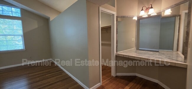 Building Photo - 572 W Jamison Pl