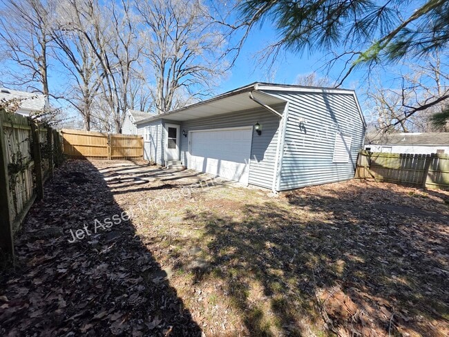 Building Photo - 3 bed, 1.5 baths, 2 car garage, fenced yard!