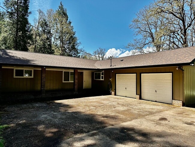 Primary Photo - Amazing Country Home 4 bed, 2 bath with Ga...