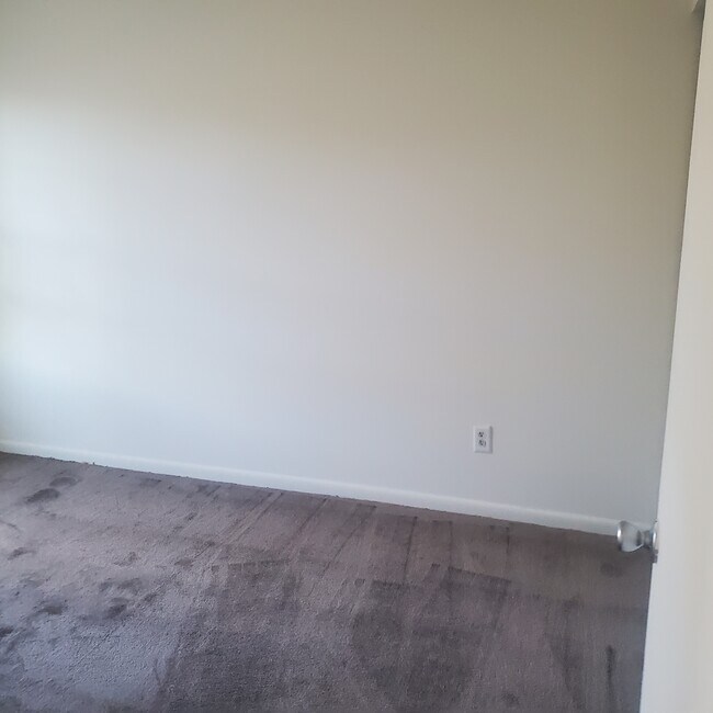 Bed 3 - 76 Chelmsford Ct
