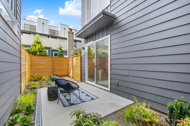 Building Photo - New Luxury Townhome in Seattle 3bed/2bath ...