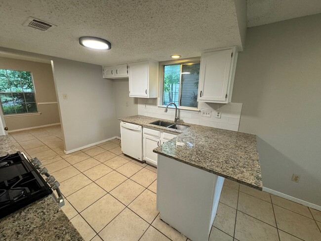 Building Photo - 4204 Everest Ln