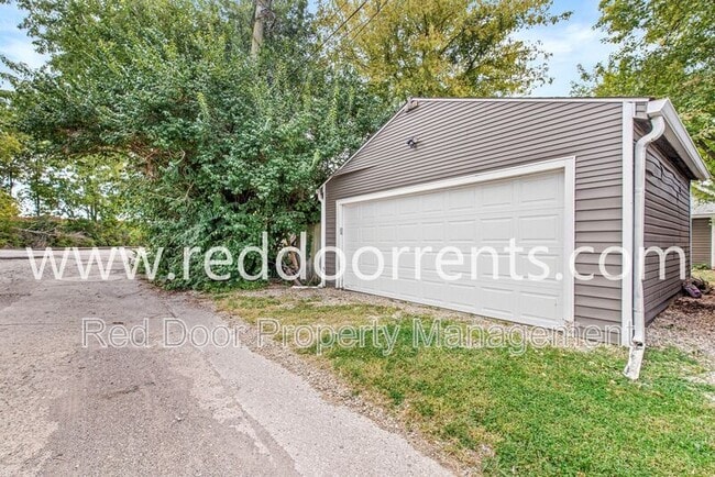 Building Photo - 2028 Hoyt Ave