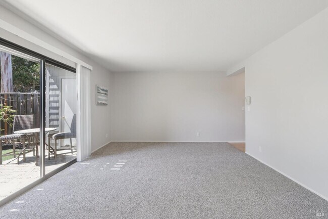 Building Photo - 900 Cambridge Dr