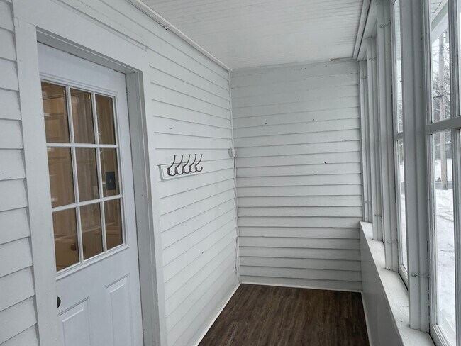 Building Photo - 242 N Hamilton St