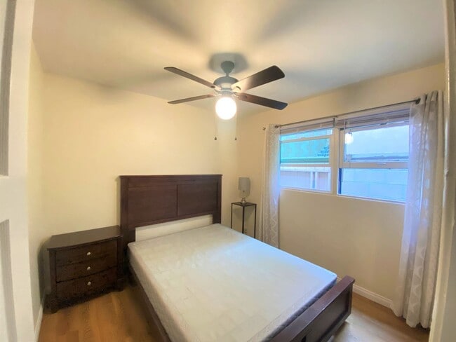Building Photo - Great Location in Pacific Beach! Private l...
