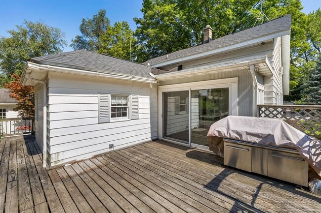 Building Photo - Charming 3 Bedroom, 2 Bath Home with Abundant Space & Natural Light