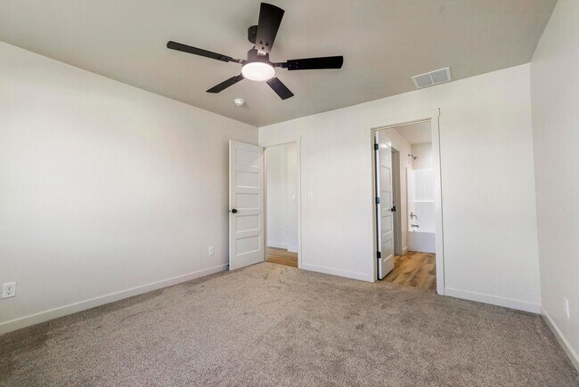 Building Photo - 392 Rock Dove Loop