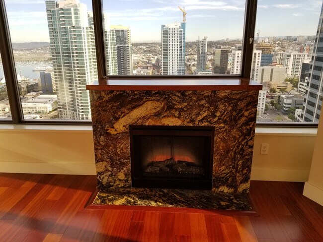 Building Photo - Electra! Spectacular Water and City views 28th floor 2bd 2ba NorthEast Corner