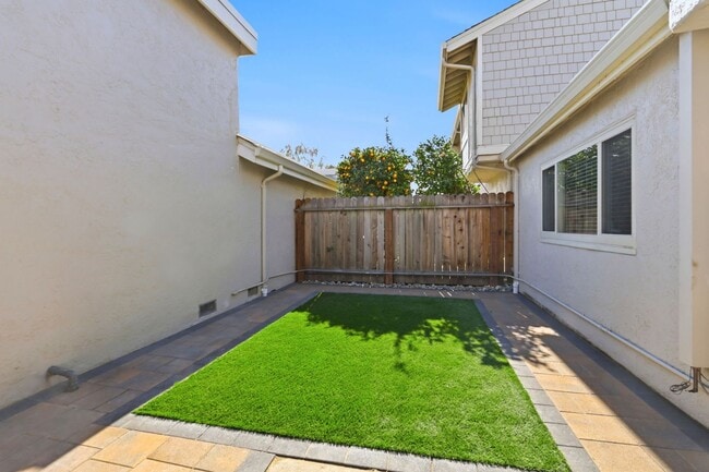 Building Photo - Updated Townhome in Lake Santa Clara HOA