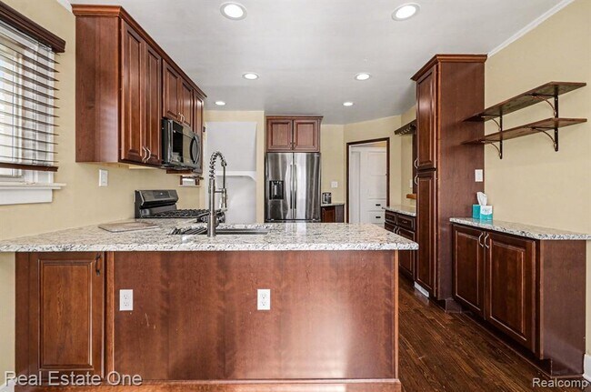 Building Photo - 1105 E Fifth St