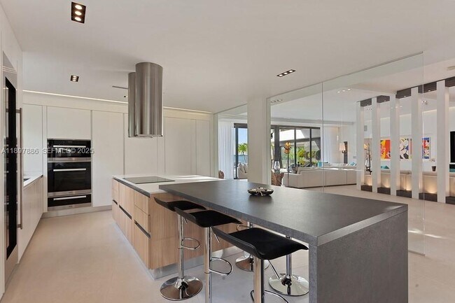 Building Photo - 7972 Biscayne Point Cir