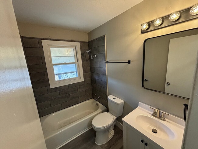 Building Photo - Single family home for rent 2 bed 1 bath detached garage