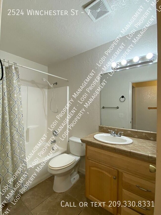 Building Photo - 2524 Winchester Dr