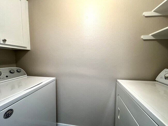 Building Photo - GATED SEVEN HILLS 1 BED/1 BATH CONDO
