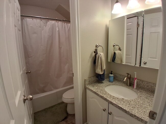 Building Photo - 986 900 E