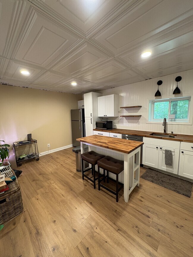 Building Photo - 321 N Valley View Dr