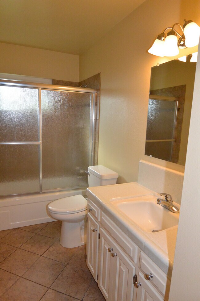 Building Photo - 3 Bedroom 2 Bathroom Home in SW Visalia close to shopping and restaurants!