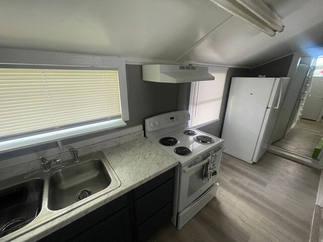 Building Photo - Single Family 3 Bedroom
