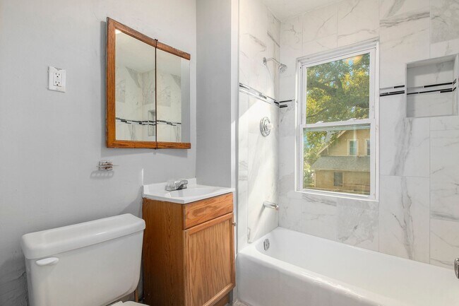 Building Photo - 3 bed/1.5 Bath Single Family Home