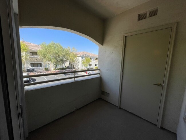Building Photo - 2 Bedroom Summerlin Condo - Gated community