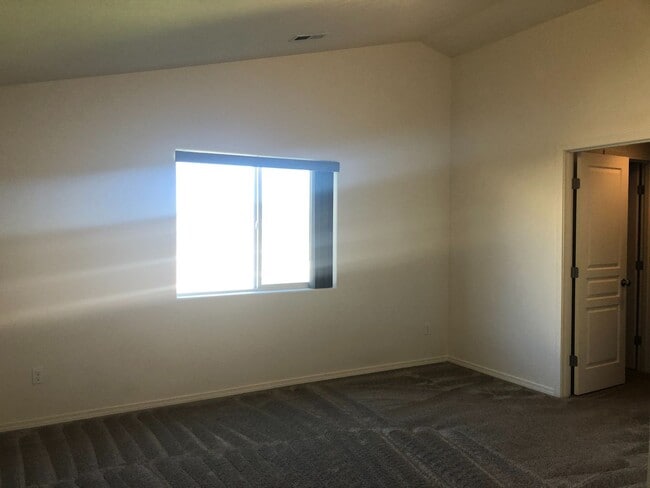 Building Photo - Cozy Home with Private Backyard!