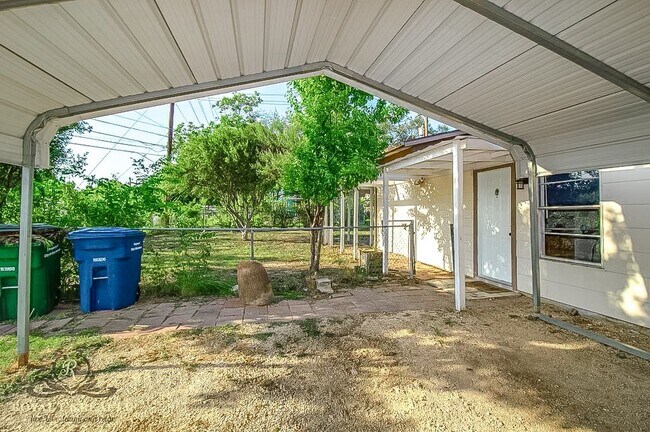 Building Photo - 707 Sprucewood Ln