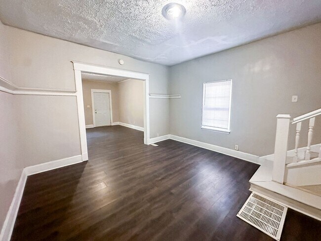 Building Photo - 103-103 N Gladstone Ave