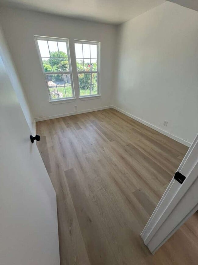 Building Photo - Updated 3BR Home | Large Yard + Pet Friend...