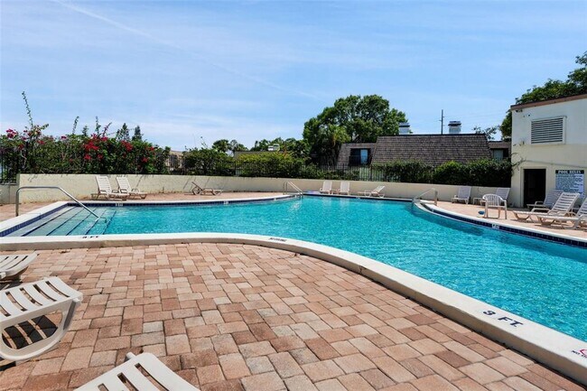 Building Photo - 15217 W Pond Woods Dr