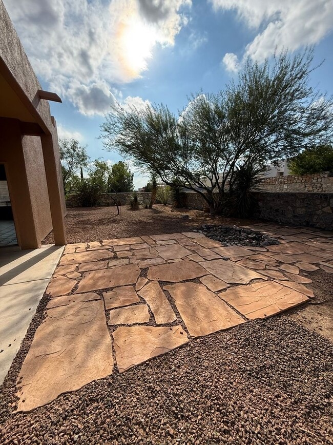 Building Photo - Beautiful 3 Bedroom Home! Available Now!