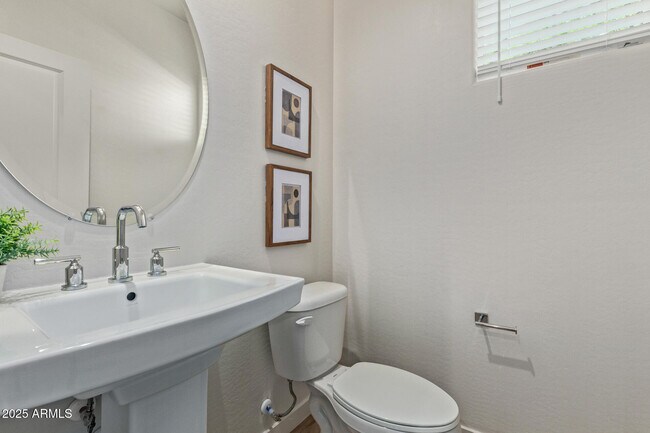 Building Photo - 1511 W Sierra Vista Dr
