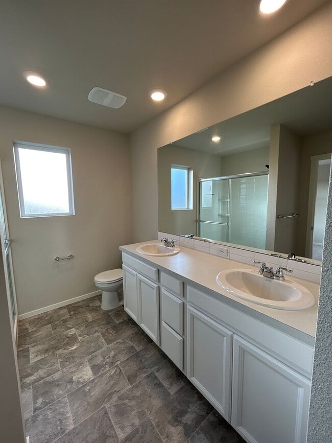 Building Photo - 3 Bedroom / 2.5 Bathroom Townhouse in NW R...
