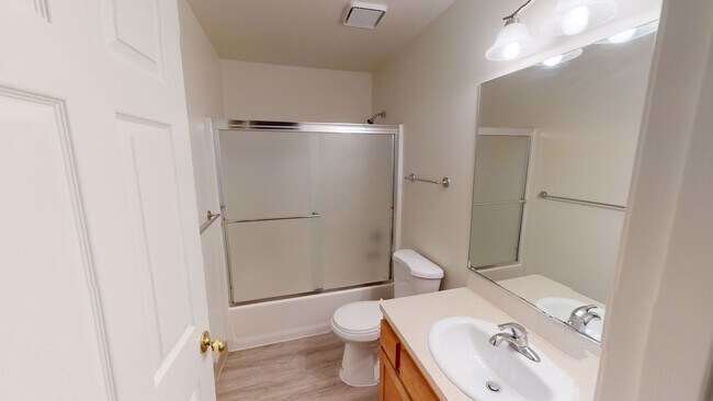 Building Photo - Single Level  House in Sandy- Great Open Floor Plan- Pet Friendly!