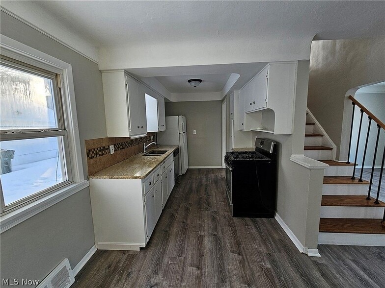 Building Photo - 9516 Alexander Rd