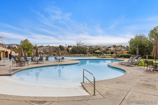 Building Photo - Gorgeous Eastlake Townhome!