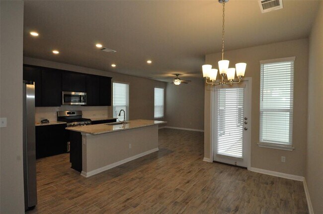 Building Photo - 1621 Bella Dr