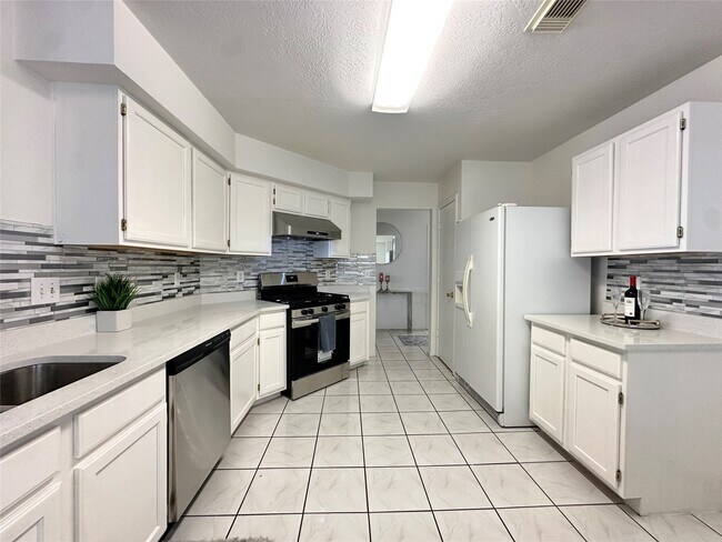 Building Photo - 8223 Golf Green Cir