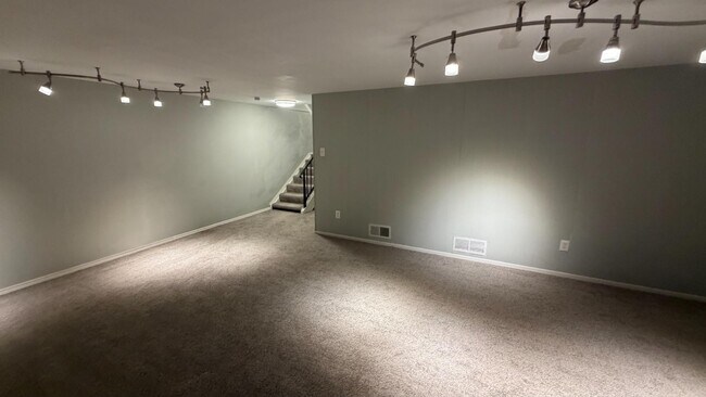 Building Photo - 252 Glandore Dr
