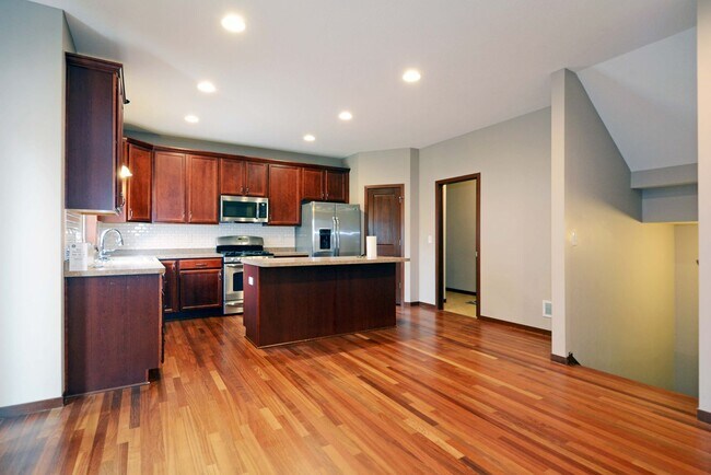 Building Photo - Spacious 4-Bed 4-Bath Home in Shakopee - Available Now!