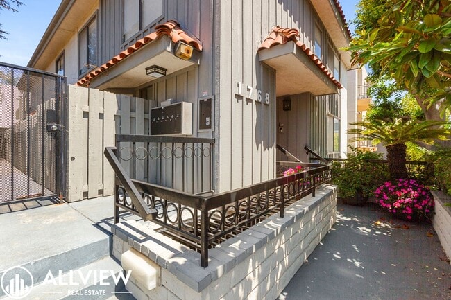 Building Photo - Beautifully Upgraded 2-Bed, 3-Bath Townhou...